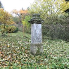 Kříž v zahradě domu 79 v Horní Lukavici