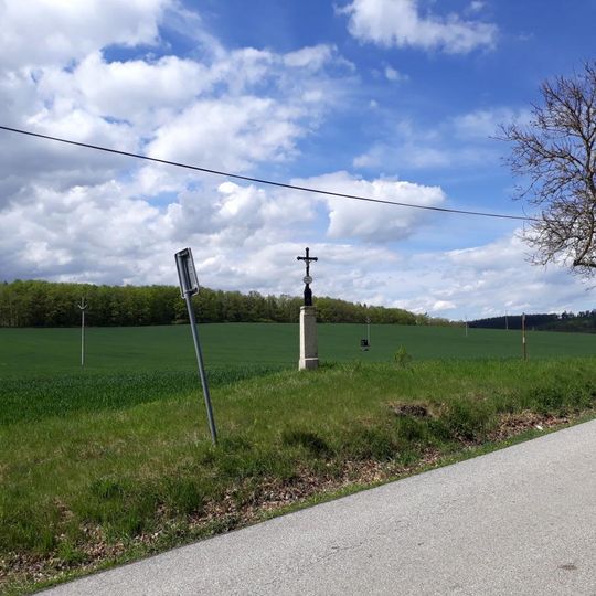 Kříž jižně od Dobřejovic u křižovatky