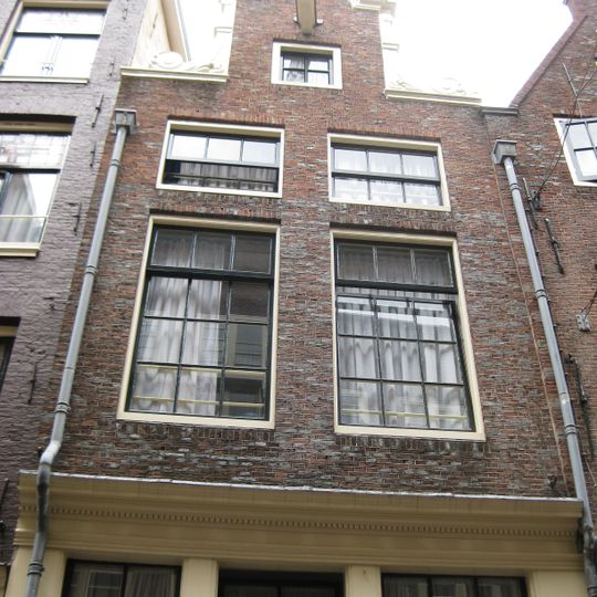 Huis met gevel onder betrekkelijk nieuwe punttop