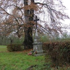 Pamětní kříž u silnice jižně od Benátecké Vrutice