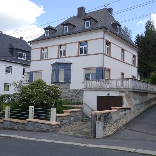 Wohnhaus in offener Bebauung mit Vorgarten und Einfriedung Anton-Herrmann-Straße 33