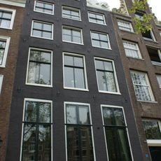 Pand met halsgevel met dolfijnen als vleugelstukken