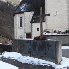 Friedhof mit Kriegerdenkmal und Totenkapelle