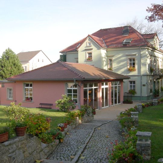 Villa mit Gartenhaus, Garten mit Gedenkbaum, Gedenkstein und Brunnen sowie Einfriedungsmauer Poststraße 17
