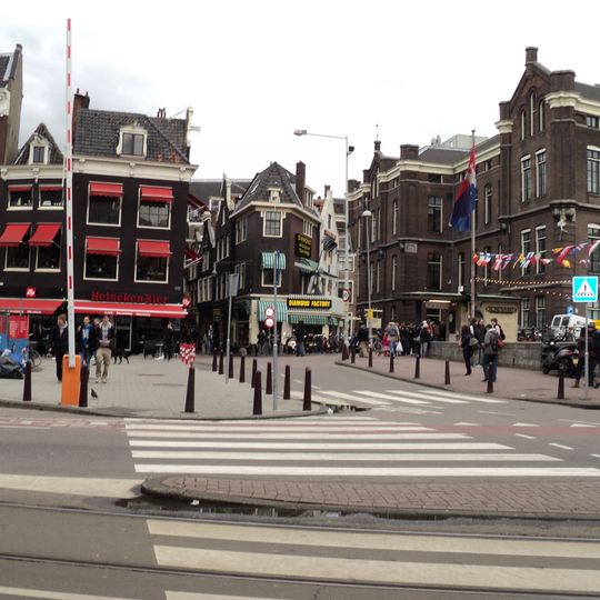 Huis met gevel onder rechte lijst met consoles