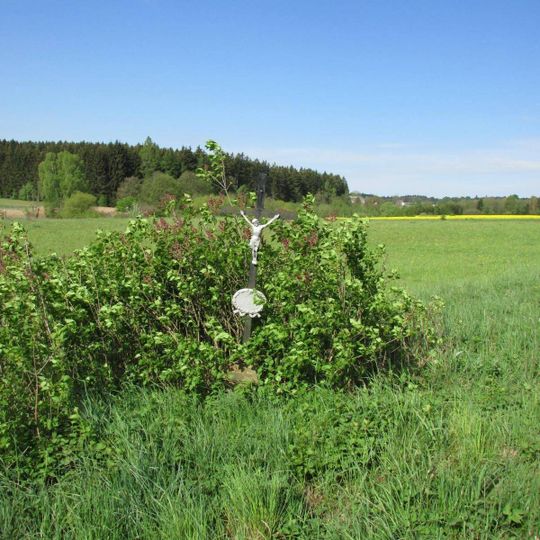 Kříž u silnice z Hříběcí do Horní Cerekve u rybníku Pstruhovec