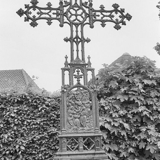 Calvariekruis achter de Annakapel op het kerkhofje