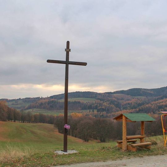 Dřevěný kříž u Janoušova vedle polní cesty