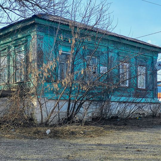 Деревянный жилой дом с ажурной резьбой