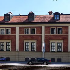 Niedriger, zweigeschossiger Trakt