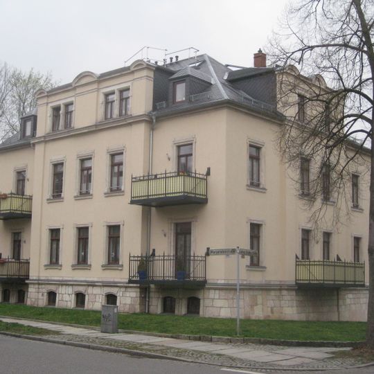 Mietshaus in offener Bebauung mit Vorgarten Ludwig-Richter-Straße 6