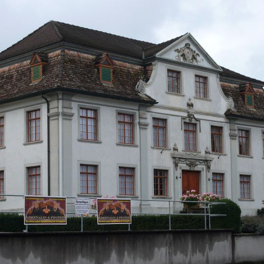 Hof Rosenegg mit ehemaliger Weinpresse und zwei Ökonomiegebäuden