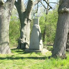 Plastika z kamene a kovu u cesty severně od Radouně