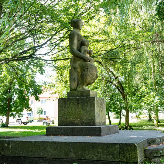 Socha matka s dítětem v Českém Meziříčí