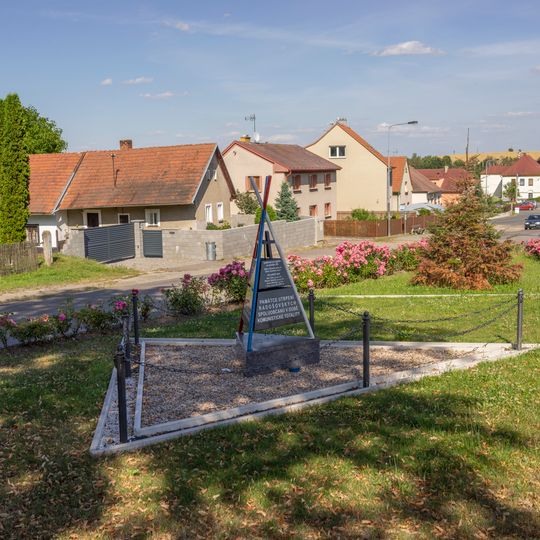 Pomník padlým v obou světových válkách a politických vězňů ve středu Radošovic