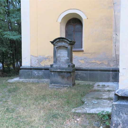 Kaplička vlevo u kostela v Chlumci