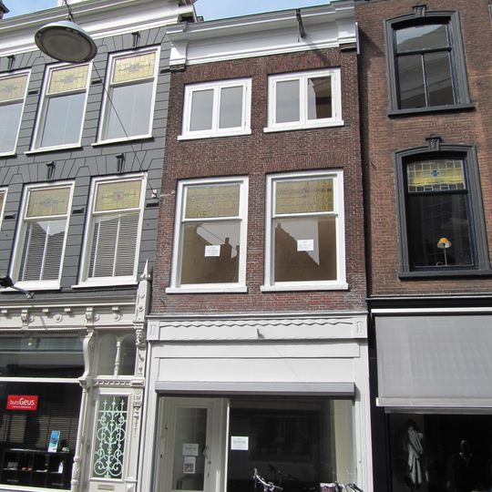 Gevel met verkropte lijst en oude vensterkozijnen