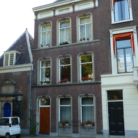 Pand met lijstgevel met ramen met afgeronde hoeken