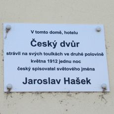 Pamětní deska Jaroslava Haška na hotelu Český dvůr v Rokycanech