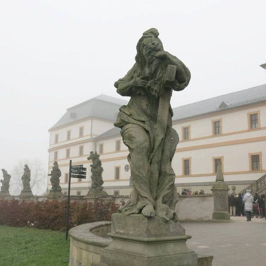 Socha Blahoslavení lkající na ochozu schodiště ke špitálu v Kuksu