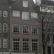 Huis met gevel onder rechte lijst