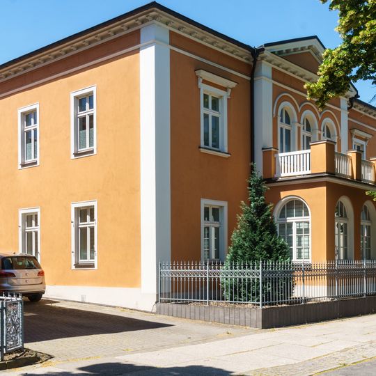 Wohnhaus in offener Bebauung und daran angebautes Nebengebäude Lutherstraße 23