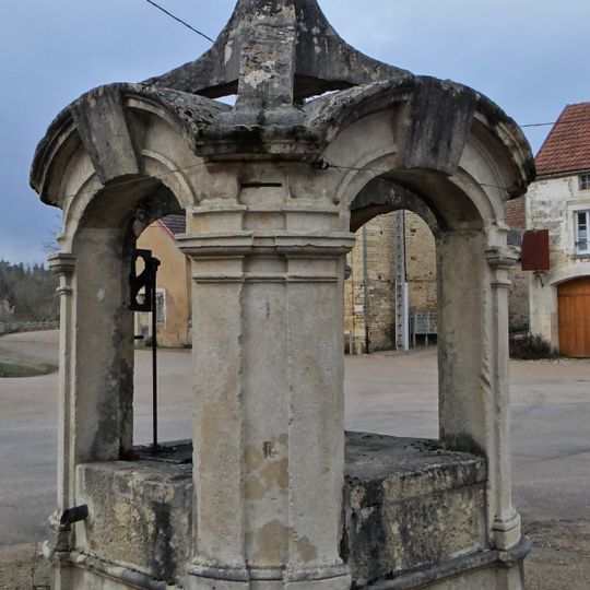 Puits public et croix en pierre de Bierry-les-Belles-Fontaines