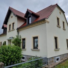 Wohnhaus mit Einfriedung in offener Bebauung, Landhausstil Ernst-Thälmann-Straße 3