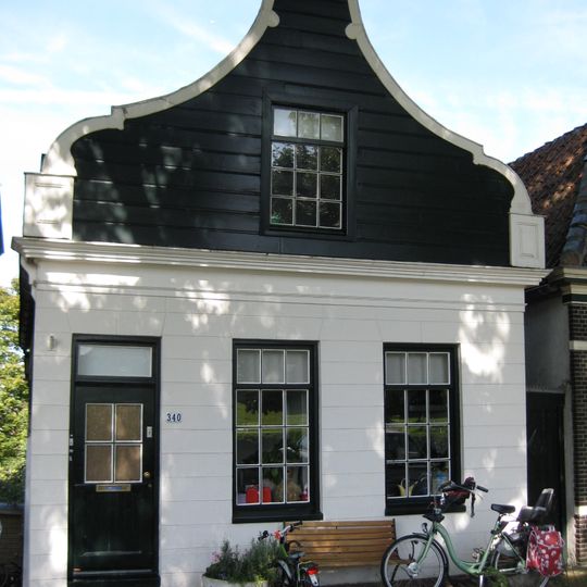 Houten dijkhuis met klokgevel