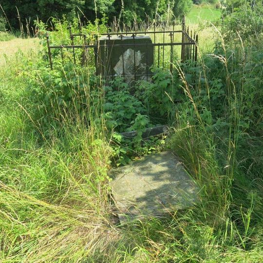 Rozvalený kříž u turistické cesty z Blanska do Lipové