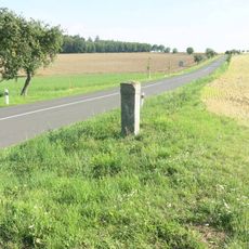 Kamenný rozcestník na rozcestí na východním okraji Peruce