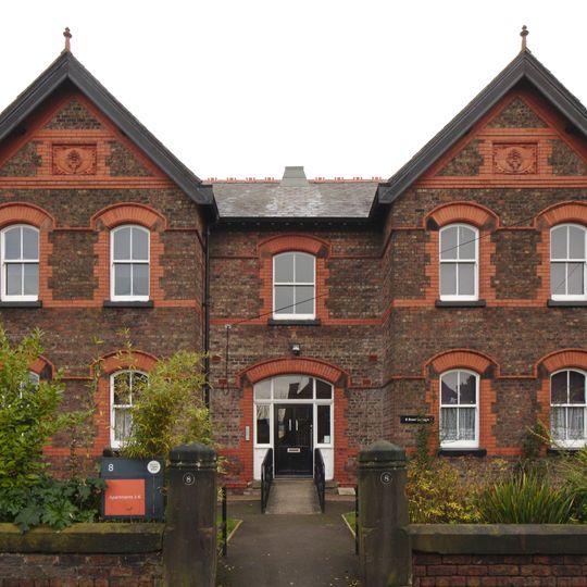 8 New Hall, Longmoor Lane