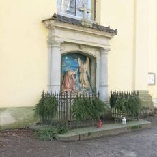 Kaplička Ježíše s andělem u zdi kostela svatého Jana Křtitele v Rumburku