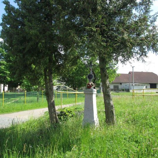 Kříž v Milčicích u rybníka