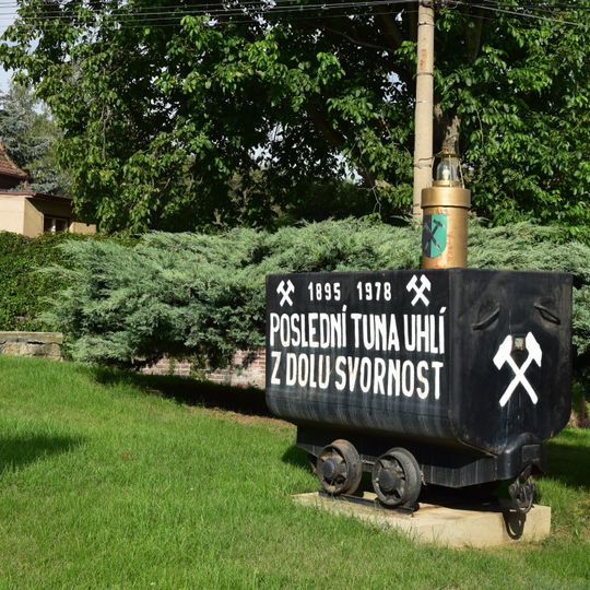 Pomník dolu Svornost na návsi v Ohníči