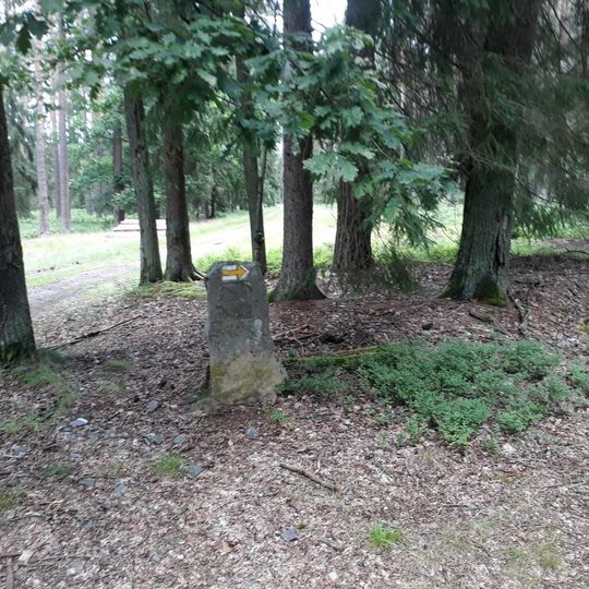 Mezník nedaleko samoty U Strakatého