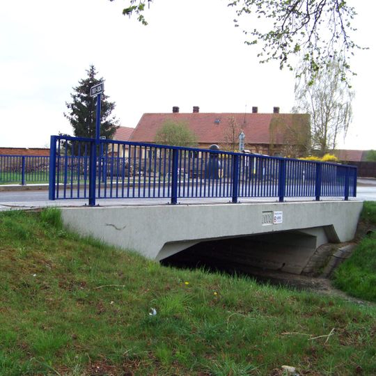 Most Hořelické ulice přes Radotínský potok v Drahelčicích