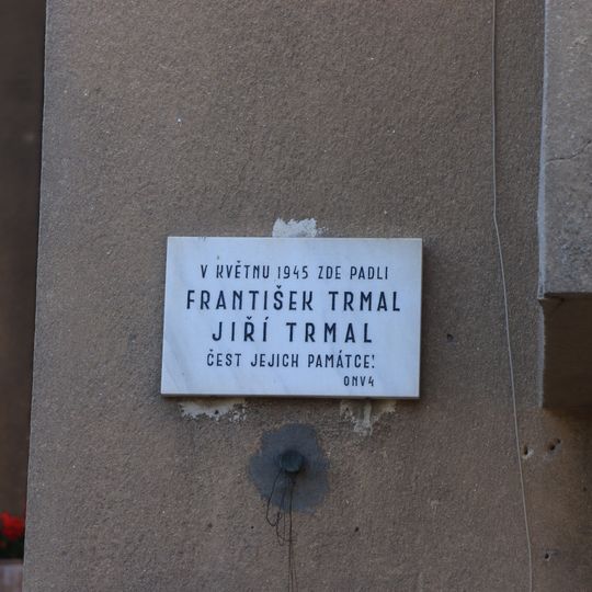 Pamětní deska Františka Trmala a Jiřího Trmala na domě Na Krčské stráni 679/11 v Praze