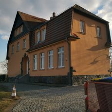 Radeburger Straße 1, Schule