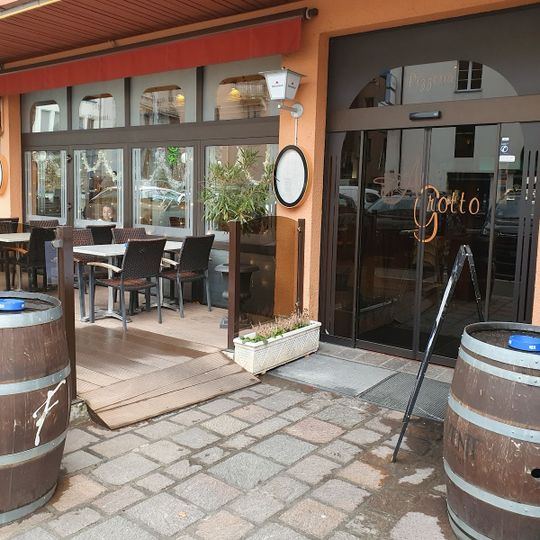 Au Grotto
