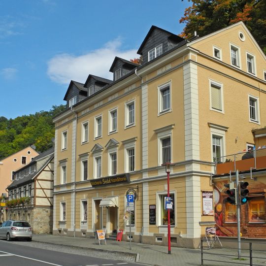Wohn- und Geschäftshaus und Schlussstein des Nebengebäudes Roßmäßlerstraße 8