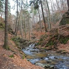 Prießnitz-Wasserfall und Uferhänge