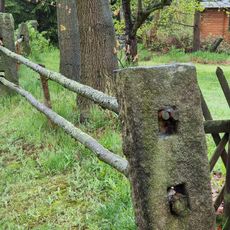 4 Durchsteck-Granitpfosten der Einfriedung Döhlen 16 (bei)