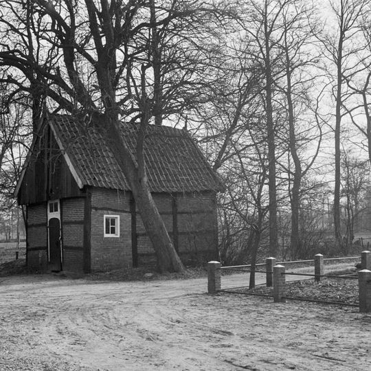 Fraaie vakwerkbakspieker op plint van bentheimer steen