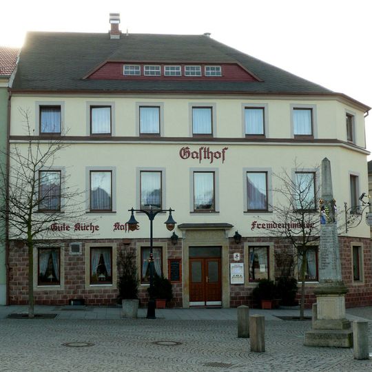 Gasthof in Ecklage und in geschlossener Bebauung, mit Saalanbau Markt 13