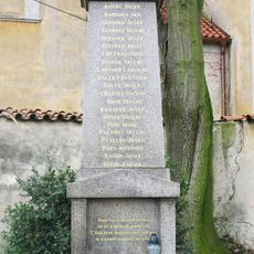 Pomník padlým u kostela v Chlumíně