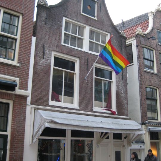 Huis met latere gevel onder klokvormige top met rollagen