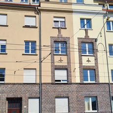 Mietshaus in geschlossener Bebauung, Teil einer einheitlich gestalteten Häuserzeile (zugehörig Nr. 146, 148, 150, 152, 156, 158 und Nordplatz 19) Leipziger Straße 154