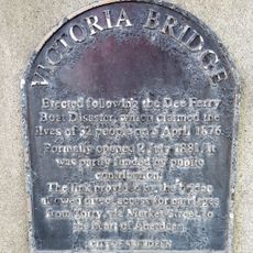 Commemorative plaque to Victoria Bridge