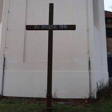 Misijní kříž u kostela svatého Mikuláše v Jincích